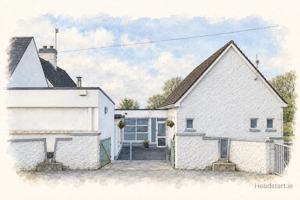 Watercolour illustration of the Scoil Náisiúnta Dubh Rath building, Ennis
